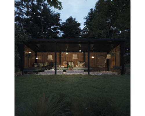 Övertäckt terrass med sittplatser, hänglampa, gitarr och dekoration i trädgården