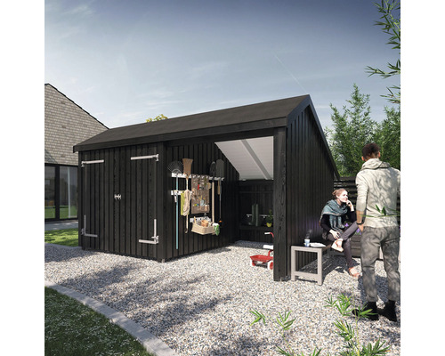 Svart trädgårdshus med öppna dörrar, verktygsvägg och sittande människor i trädgården