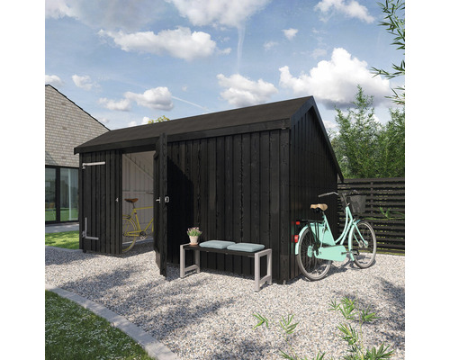 Svart trädgårdshus med cyklar och sittbänk på grusyta