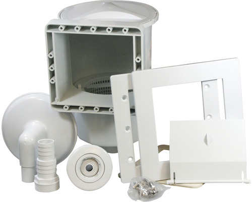 Poolskimmersats med olika komponenter som ram, munstycke och skruvar