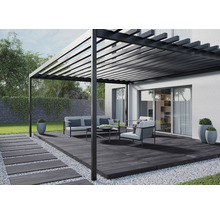 Pergola med utemöbler och plattgång i trädgården