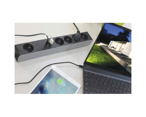 Grenuttag med anslutna elektroniska enheter som en bärbar dator och surfplatta.