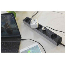 Grenuttag med anslutna elektroniska enheter som bärbar dator och surfplatta