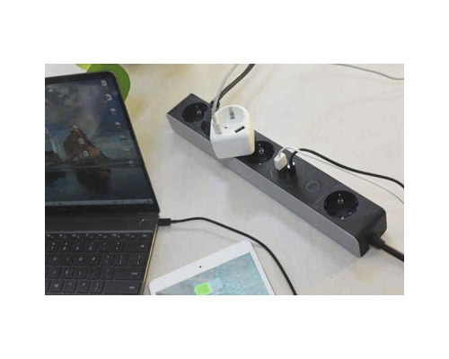 Grenuttag med anslutna elektroniska enheter som bärbar dator och surfplatta
