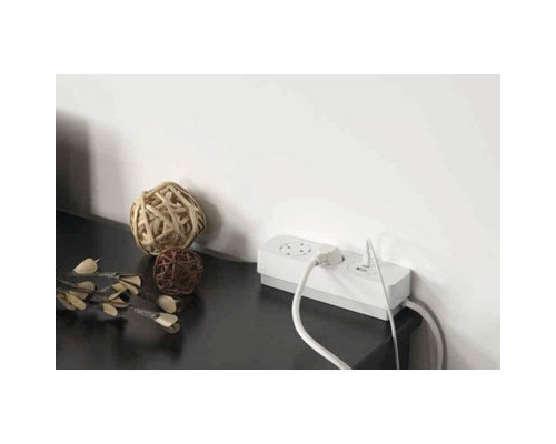 Grenuttag med strömkablar anslutna på ett bord