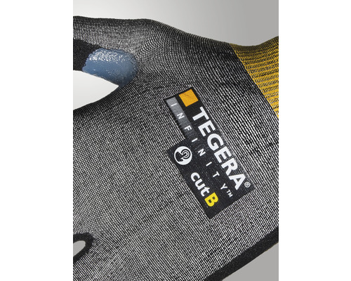 Närbild av en arbetshandske med Tegera Infinity-logotyp och märkning för skärskyddsklass B
