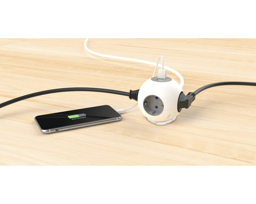 Grenuttagskub med USB-portar och ansluten smartphone