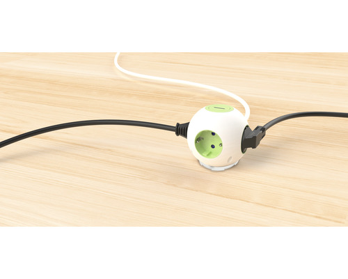 Runt grenuttag med anslutna kablar på ett träbord