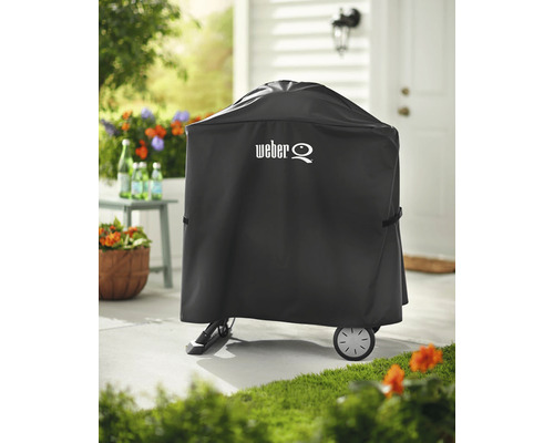 Weber grill med skyddshuva på en terrass