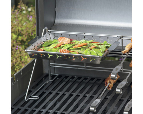 Grönsaker i en rostfri skål på en grill