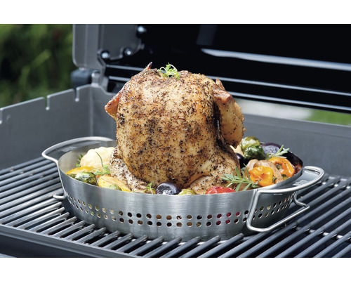 Grillad kyckling med grönsaker i rostfritt stålhållare på grillgaller