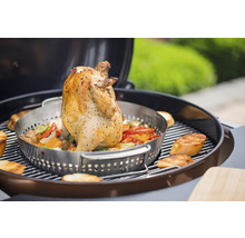 Grillad kyckling i kycklingstekpanna med grönsaker på kolgrill