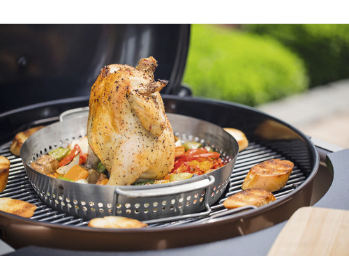 Grillad kyckling i kycklingstekpanna med grönsaker på kolgrill