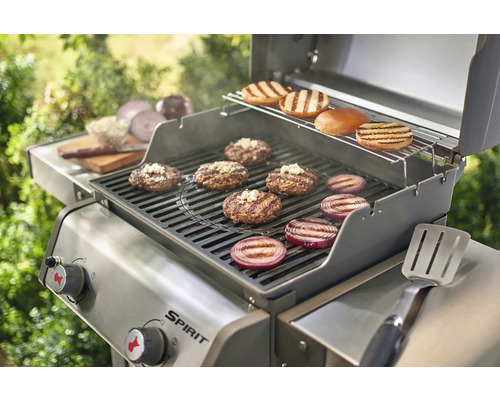 Weber Spirit gasolgrill med grillad mat och lök på grillgallret