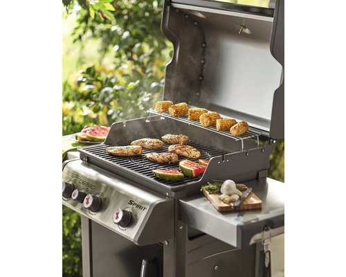 Grill med kyckling, vattenmelon och majskolvar på grillen