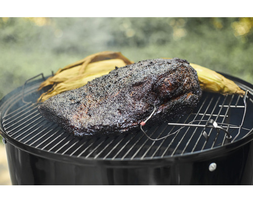 Grillat nötkött med majs på en kolgrill.