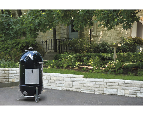 Klotgrill i trädgården