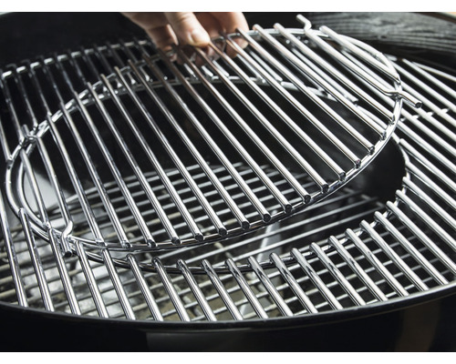 Grillgaller i metall sätts in i en kolgrill