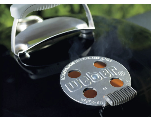 Weber-logotyp på en grill med ventilationsspjäll