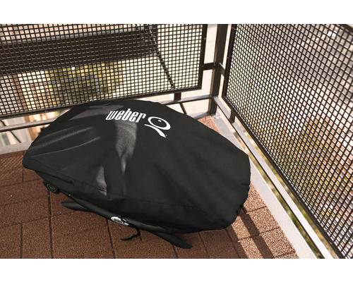 Weber grill med skydd på en balkong
