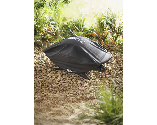 Weber grill med skydd i trädgården