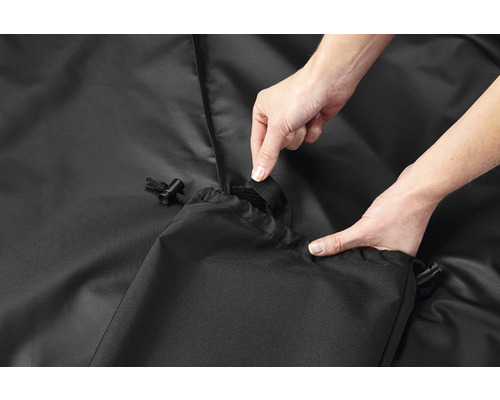 Detaljbild av ett skyddshölje med dragsnöre och fästögla