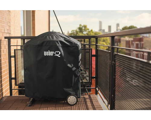 Weber grill med skydd på en balkong