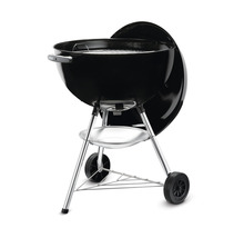 Svart klotgrill med lock och hjul.