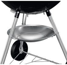 Detaljvy av en klotgrill med förvaringsbricka och hjul
