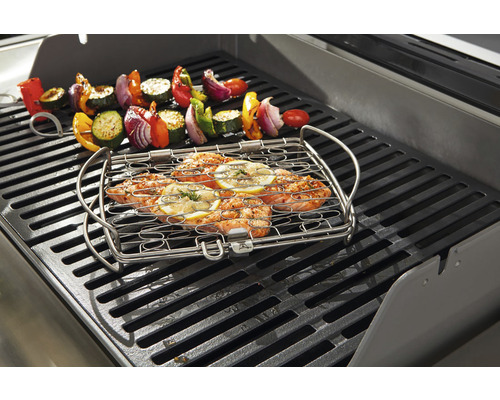 Grill med fisk i grillkorg och grönsaksspett