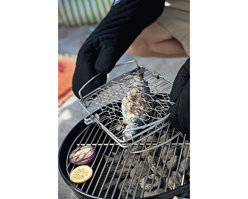 Fisk i grillkorg på kolgrill med lök och citron