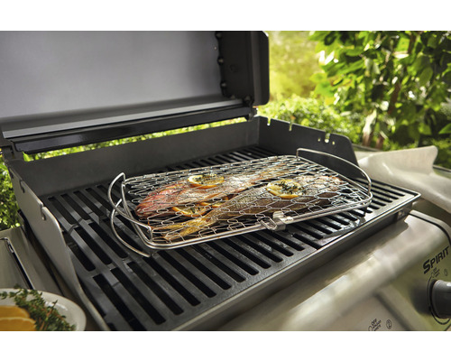 Fisk i grillkorg på gasolgrill