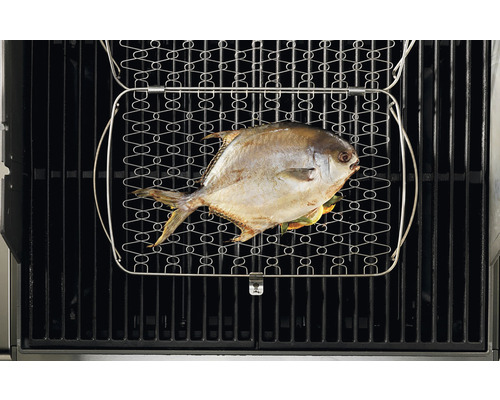 Grillad fisk i grillkorg på en grill
