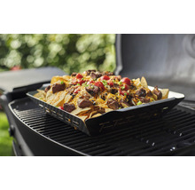 Nachos med nötkött, ost och tomater i en grillform på en grill.