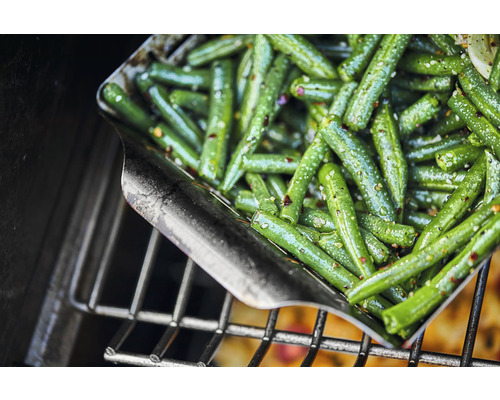 Gröna bönor i en grillform på ett grillgaller.
