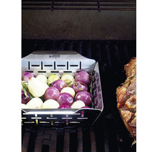 Grillkorg med grönsaker på en grill med kött.
