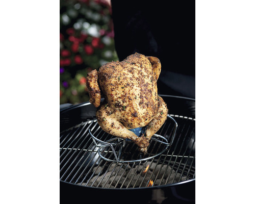 Grillad kyckling på kycklingställ på en kolgrill