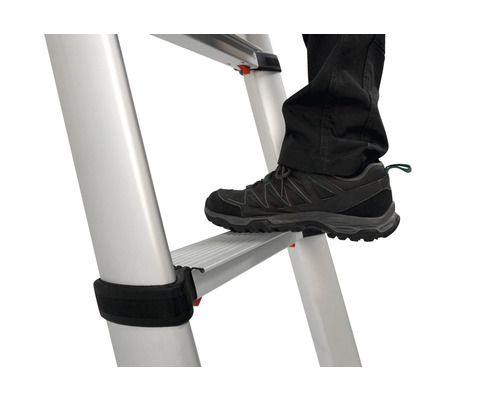 Närbild av en person som står på en aluminiumstege