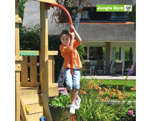 Pojke klättrar på en klätterstång på ett Jungle Gym lektorn i trädgården. Jungle Gym logotyp.
