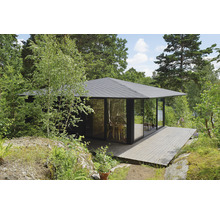 Modern trädgårdshus med glasfasad och träterrass i naturlig miljö.
