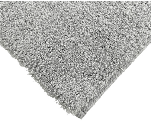 Detaljvy av en grå högflorig matta