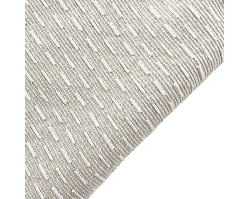 Närbild av örngott med broderat mönster