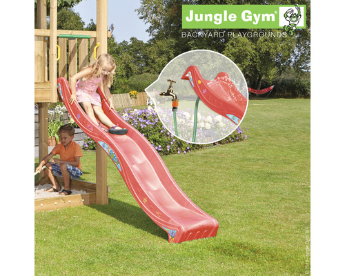 Barnrutschkana med vattenstråle och barn som leker i trädgården