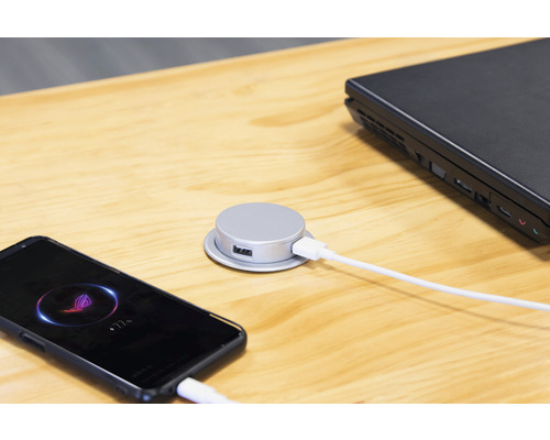 Miljö med smartphone, bärbar dator och USB-port på ett bord