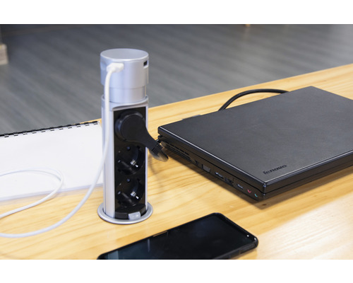 Infällbart grenuttag med bärbar dator och mobiltelefon på ett skrivbord