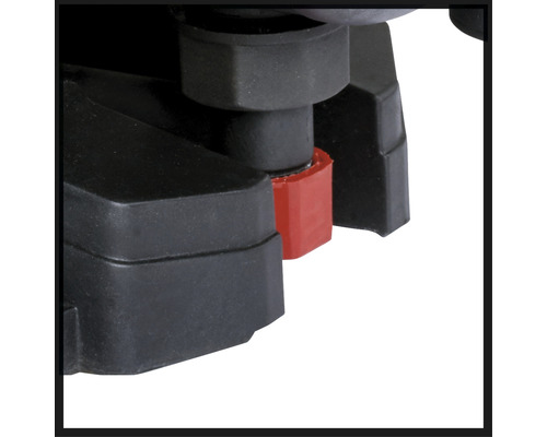 Detaljbild av ett svart maskinfäste med rött dämpningselement