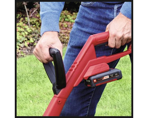 Närbild av en person som håller en Einhell batteridriven grästrimmer