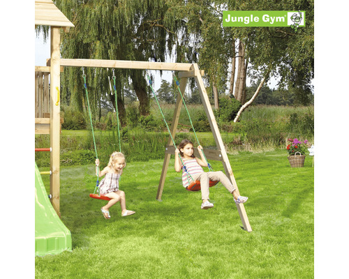 Två barn gungar på en trägunga i trädgården. I bakgrunden syns ett lektorn. Jungle Gym logotyp.