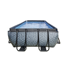 Rektangulär pool med grått mönster och vatten