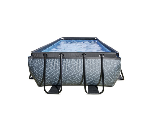 Rektangulär pool med grått mönster och vatten
